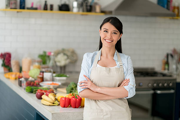 femme heureuse cuisinant à la maison - stereotypical homemaker photos et images de collection