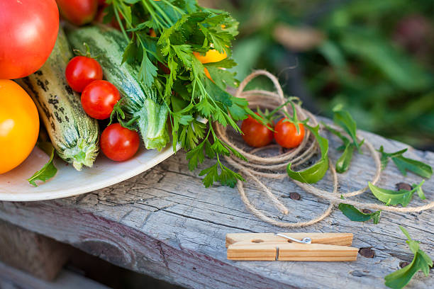 verdure e verdure in un giardino - foto stock