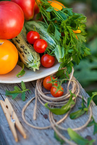 verdure e verdure in un giardino - foto stock