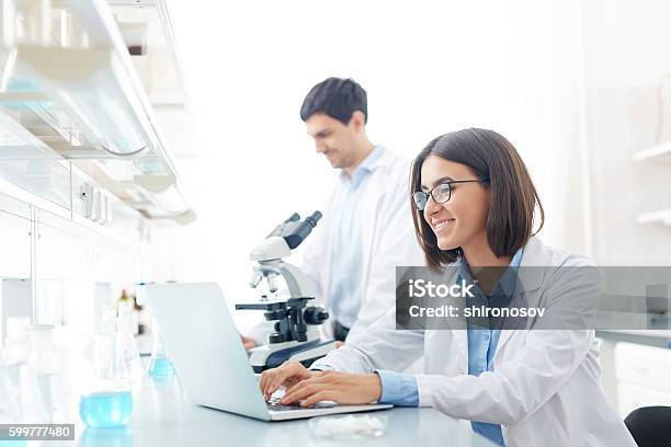 Escribir En El Laboratorio Foto de stock y más banco de imágenes de Laboratorio - Laboratorio, Científico, Investigación médica