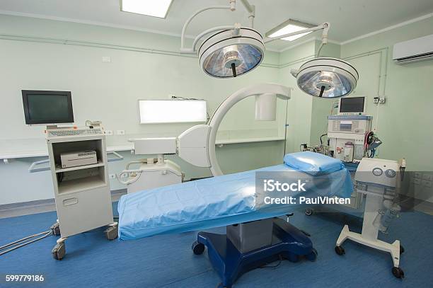 Operating Room In A Hospital Medical Center Stockfoto en meer beelden van Beademingsapparaat - Beademingsapparaat, Bed, Bewakingsapparatuur