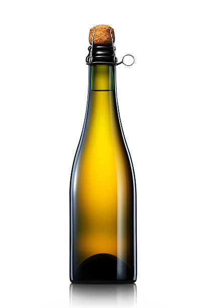 botella de cerveza, sidra o champán aislada sobre fondo blanco - sidra botella fotografías e imágenes de stock