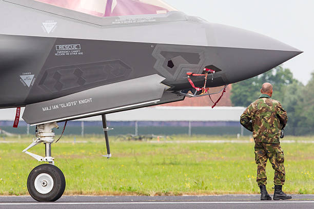 新しいf-35のクローズアップ - airshow airplane weather military ストックフォトと画像