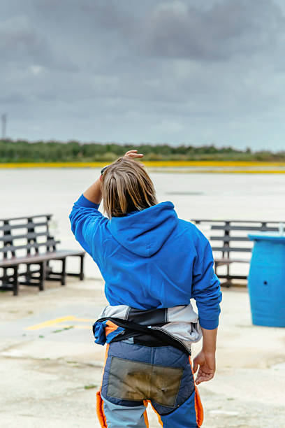 skydiver looking into the sky before boarding into the plane - parachuting open parachute opening imagens e fotografias de stock