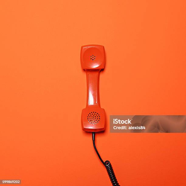 Tubo De Teléfono Naranja Retro Sobre Fondo Naranja Lay Plana Foto de stock y más banco de imágenes de Teléfono