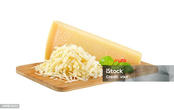 Geriebenem Parmesan Stockfoto und mehr Bilder von Gerieben - Gerieben, Parmesan, Weißer Hintergrund