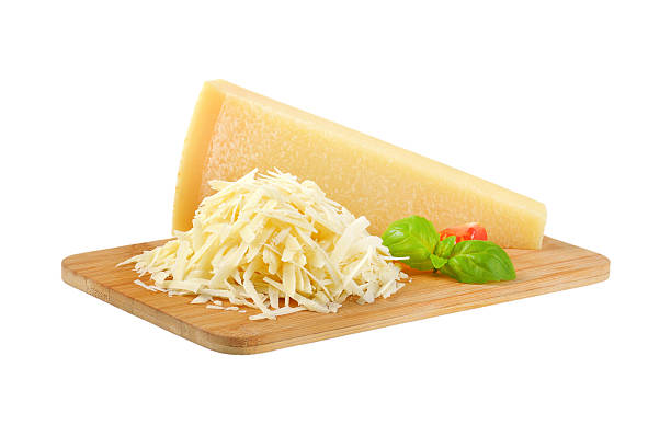 queso parmesano rallado - grated fotografías e imágenes de stock