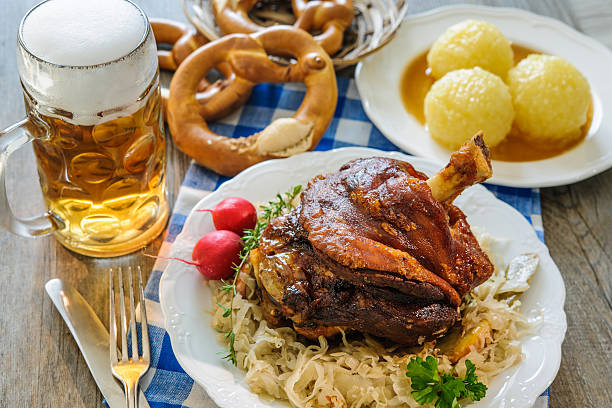 appetizing bavarian roast pork knuckle - serving drink beer garden beer glass imagens e fotografias de stock