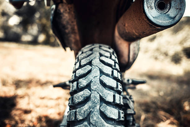 foto de primer plano de la moto todo el camino al aire libre - riding old old fashioned motion fotografías e imágenes de stock