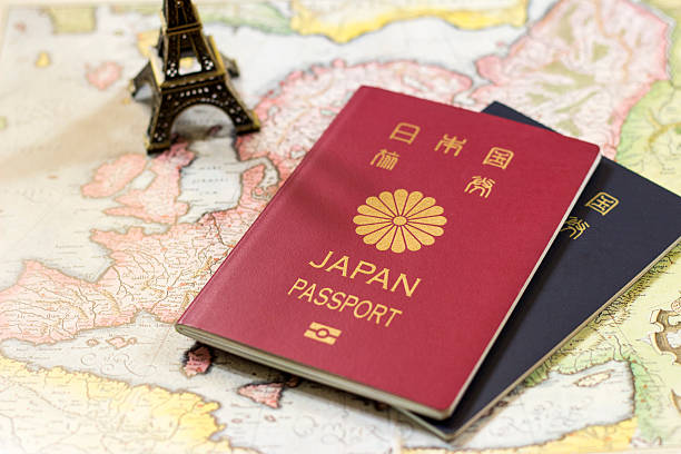 アンティークヨーロッパ地図上の日本のパスポート - パスポート ストックフォトと画像