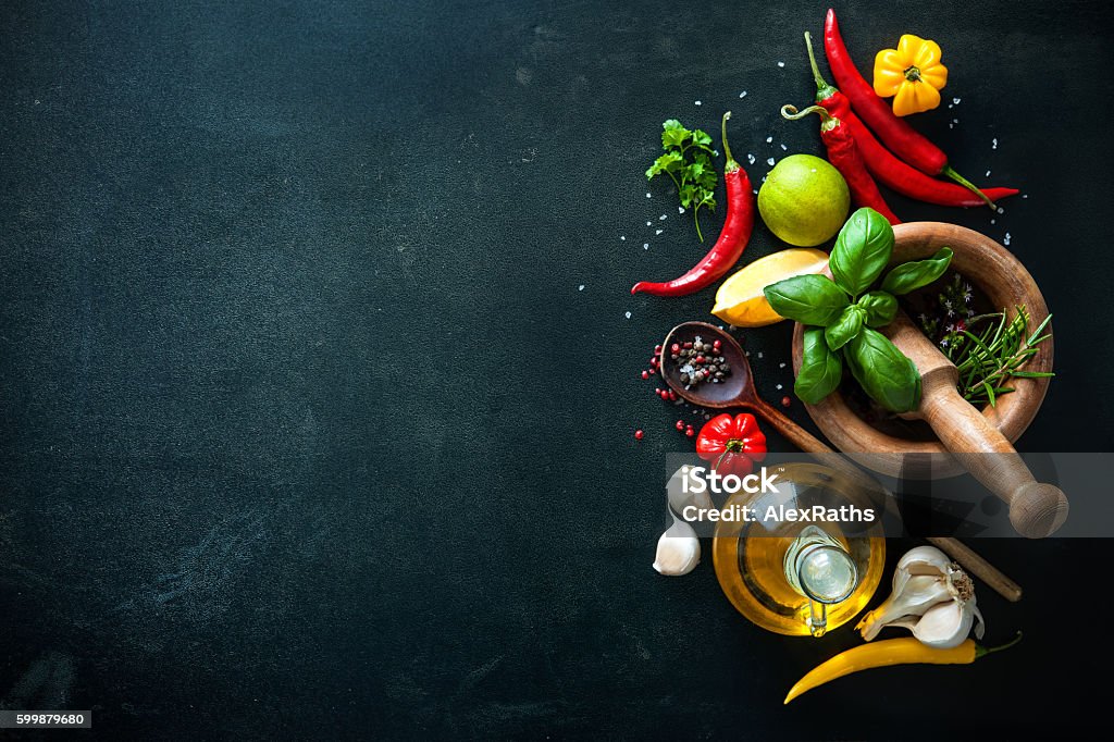 Herbes et épices sur fond d’ardoise - Photo de Ardoise - Objet manufacturé libre de droits