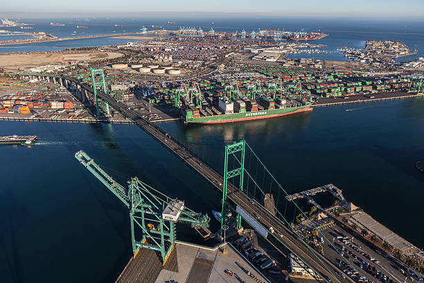 вид с воздуха на гавань лос-анджелеса и терминал острова - vincent thomas bridge стоковые фото и изображения