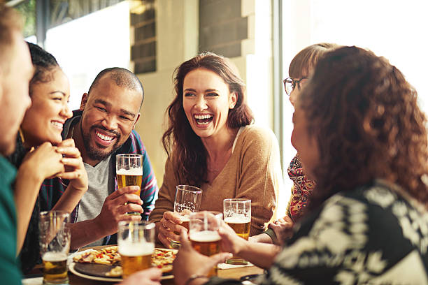 e cosa ci aiuta a ridere meglio del nostro equipaggio? - friendship drinking beer group of people foto e immagini stock