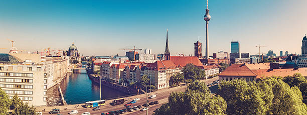 paisagem urbana de berlim, com torre de televisão no dia ensolarado - berlin germany television tower communications tower alexanderplatz - fotografias e filmes do acervo