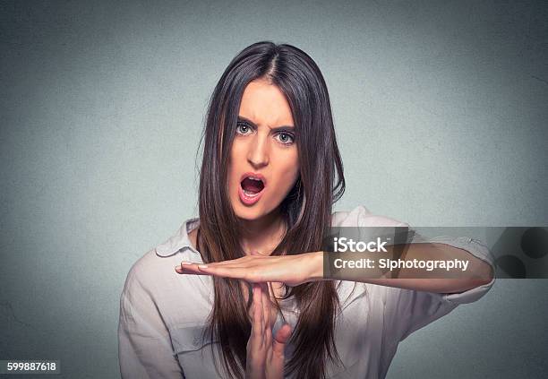 Frau Zeigt Auszeit Hand Geste Schreien Stockfoto und mehr Bilder von Mutter - Mutter, Rufen - Sprache, Schreien