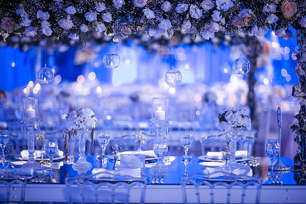 сервировка стола в роскошный свадебный прием - silver стоковые фото и изображения