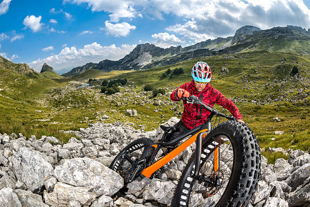 istock Male bicycle rider in the mountains 599890406