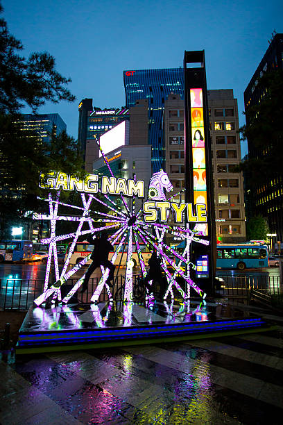 palco 'horse dance' in stile gangnam - skyscraper city life urban scene building exterior foto e immagini stock