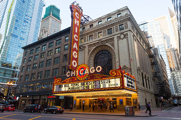 teatro de chicago à noite - edifício de teatro - fotografias e filmes do acervo