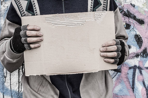 schlechte obdachlos mann - cardboard sign stock-fotos und bilder