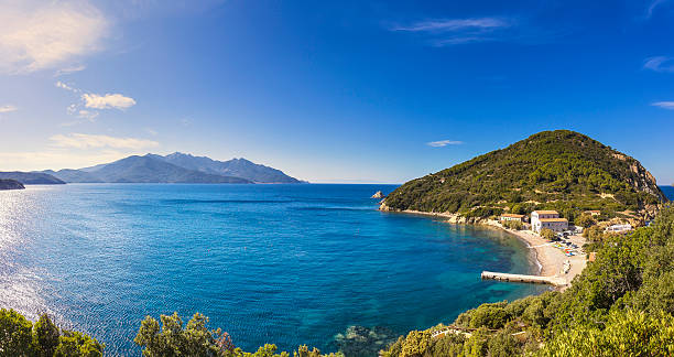 mar de la isla de elba, playa del promontorio de portoferraio enfola y capanne - portoferraio fotografías e imágenes de stock