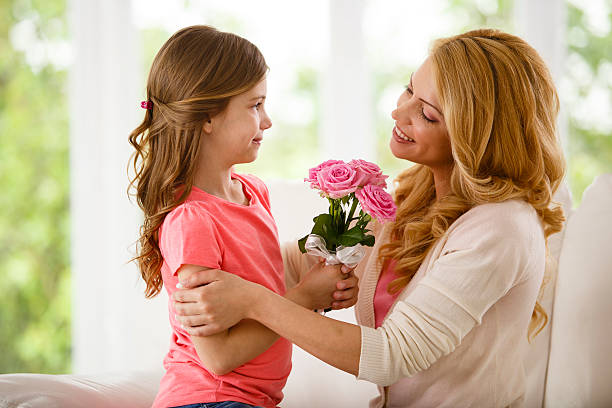 mãe e filha segurando buquê de flores - rose family - fotografias e filmes do acervo