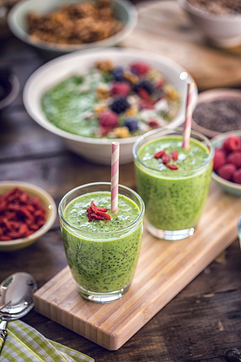 Green Chia Smoothie in Glsas with Superfoods Goji on Top