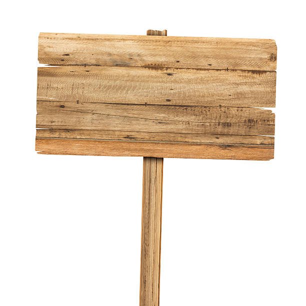 señal de madera aislada sobre blanco. viejo letrero de madera de tablones - símbolo fotografías e imágenes de stock
