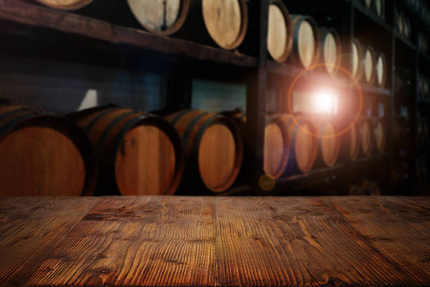 ワインセラーの素朴な木製テーブル - cellar ストックフォトと画像