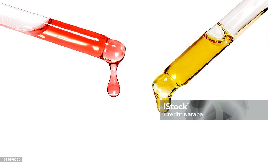 deux pipettes avec des liquides colorés transparents et des huiles goutte à goutte - Photo de Fond libre de droits