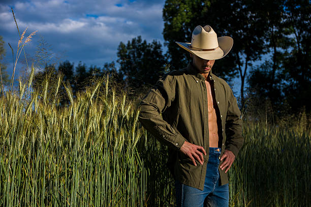 retrato de homem rústico em chapéu de cowboy com camisa desabotoada - shirt fully unbuttoned men torso - fotografias e filmes do acervo