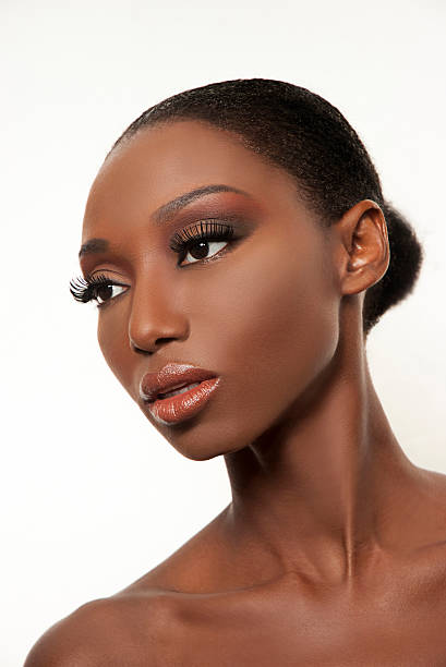 maquillage headshot de belle femme afro-américaine - desire make up women human face photos et images de collection