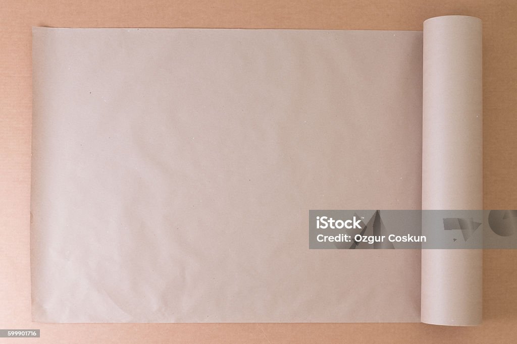 Rollo abierto de papel marrón liso sobre cartón - Foto de stock de Papel de envolver libre de derechos