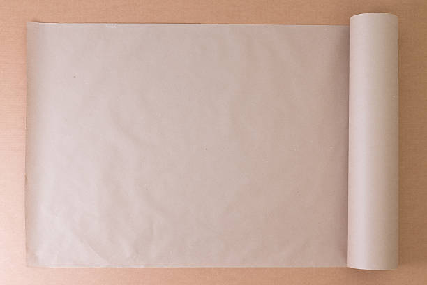 rotolo aperto di carta marrone semplice su cartone - packaging paper cardboard rolled up foto e immagini stock