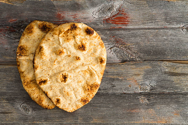 po prostu pyszne pieczone naan flatbreads na stole piknikowym - flat bread zdjęcia i obrazy z banku zdjęć