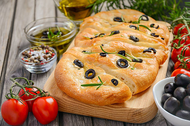 pain italien focaccia aux olives et au romarin - fochaccia photos et images de collection