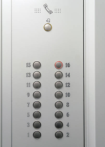 panel de control de metal del elevador con botones redondos con números - ascensor botones fotografías e imágenes de stock