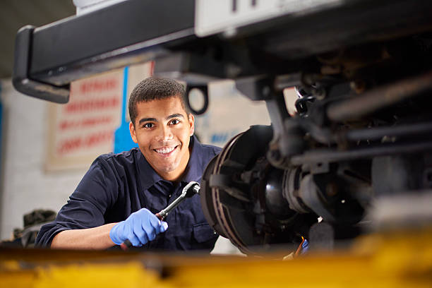 tarcze hamulcowe - repairing auto repair shop service technician zdjęcia i obrazy z banku zdjęć