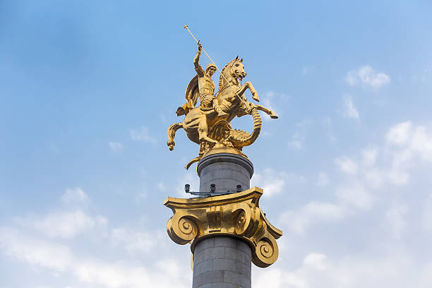 estátua de são jorge e o dragão em tbilisi, geórgia - st george dragon mythology horse - fotografias e filmes do acervo