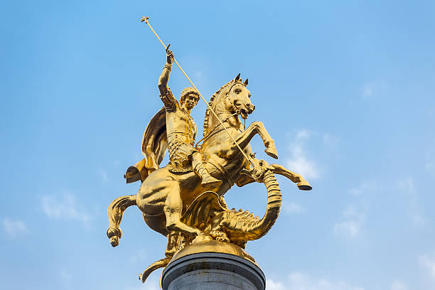 estátua de são jorge e o dragão em tbilisi, geórgia - st george dragon mythology horse - fotografias e filmes do acervo