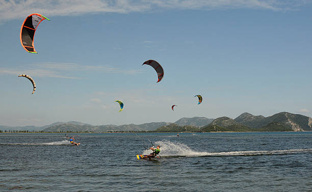 블레스 근처 카이트 서핑 - kiteboarding sunlight croatia dalmatia 뉴스 사진 이미지