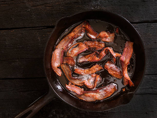 бекон frying - unhealthy eating studio shot still life macro стоковые фото и изображения