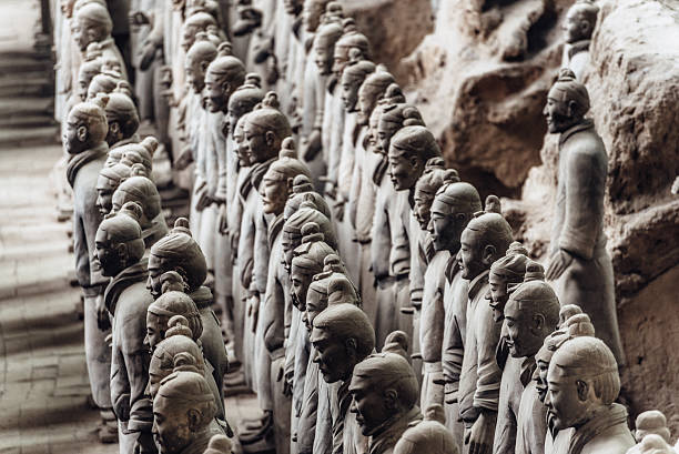 esercito dei guerrieri di in cotto di xian, in cina - terracotta soldiers chinese ethnicity warrior xian foto e immagini stock
