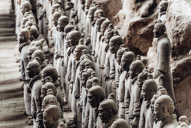 exército dos guerreiros cerâmica de terracota em xian, china - army xian china archaeology imagens e fotografias de stock