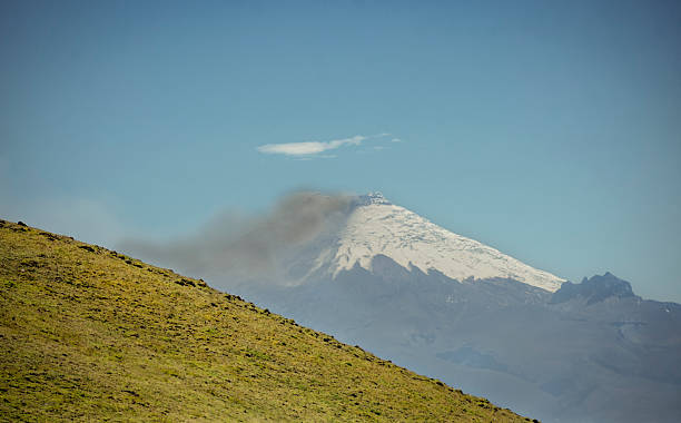 vulcano volcan cotopaxi - vulcano cotopaxi - switzerland cold green rock foto e immagini stock