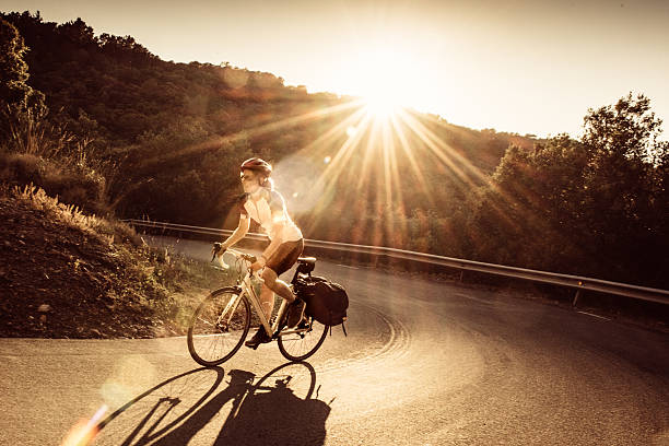 mujer en viaje en solitario en bicicleta por carretera - saddlebag fotografías e imágenes de stock