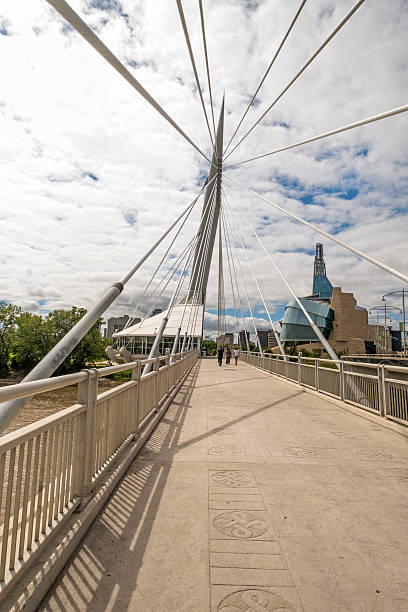 esplanade riel, winnipeg, manitoba mit kanadischem museum für menschenrechte - esplanade riel stock-fotos und bilder