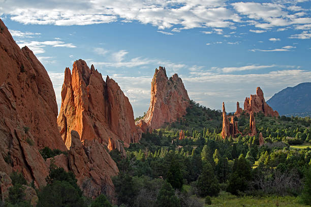 cielos azules con nubes sobre jardín de los dioses - garden of the gods fotografías e imágenes de stock