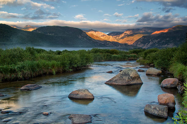 nebel rollt im moraine park und dem big thompson - big thompson river stock-fotos und bilder