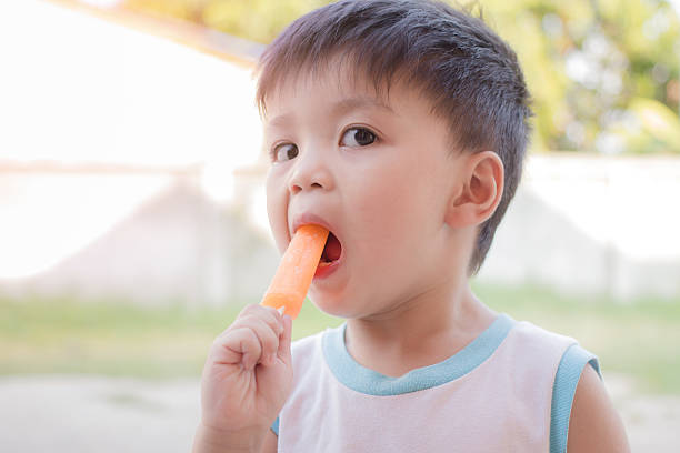 oy disfrutando de un helado - ice cream licking little boys ice cream cone fotografías e imágenes de stock